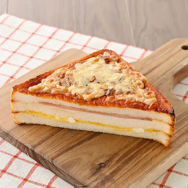 どかっと満足パン（ハムたまごピザ）