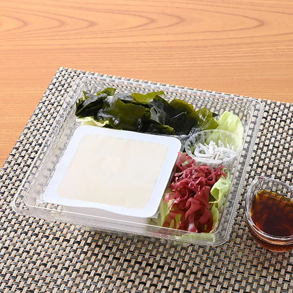 まるごと豆腐と海藻のサラダ