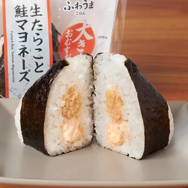 大きなおむすび　生たらこと鮭マヨネーズ