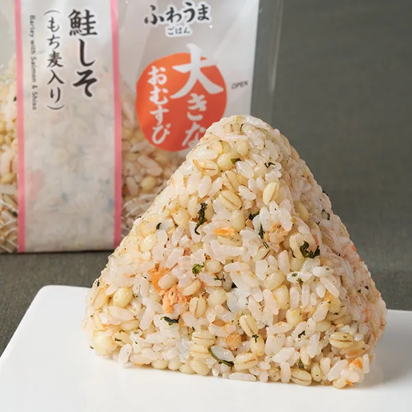 【関東の一部】大きなおむすび　もち麦　鮭しそ