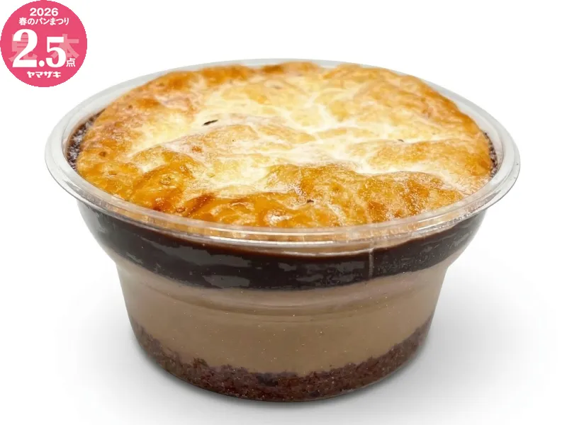 サクサクとしたパイをのせたチョコケーキ