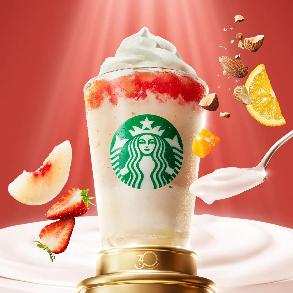 THE フラペチーノ® of フルーツーオンートップーヨーグルト with クラッシュ ナッツ