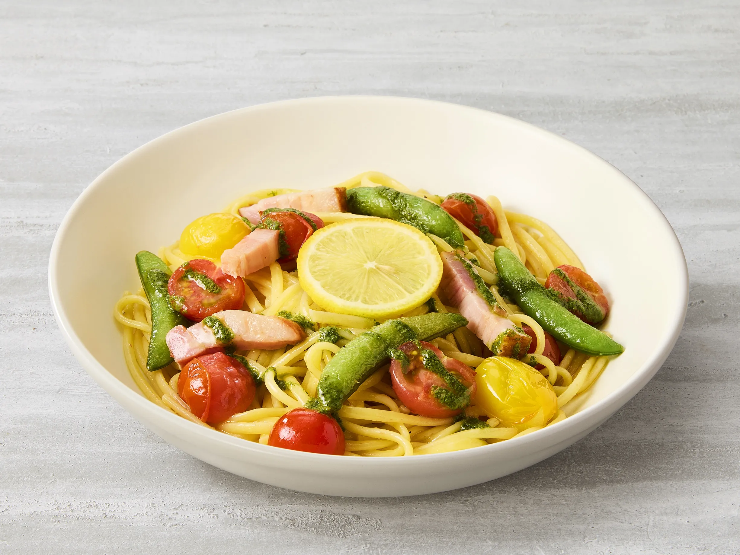 カラフル野菜と厚切ベーコンのレモンバジルソース 生パスタ