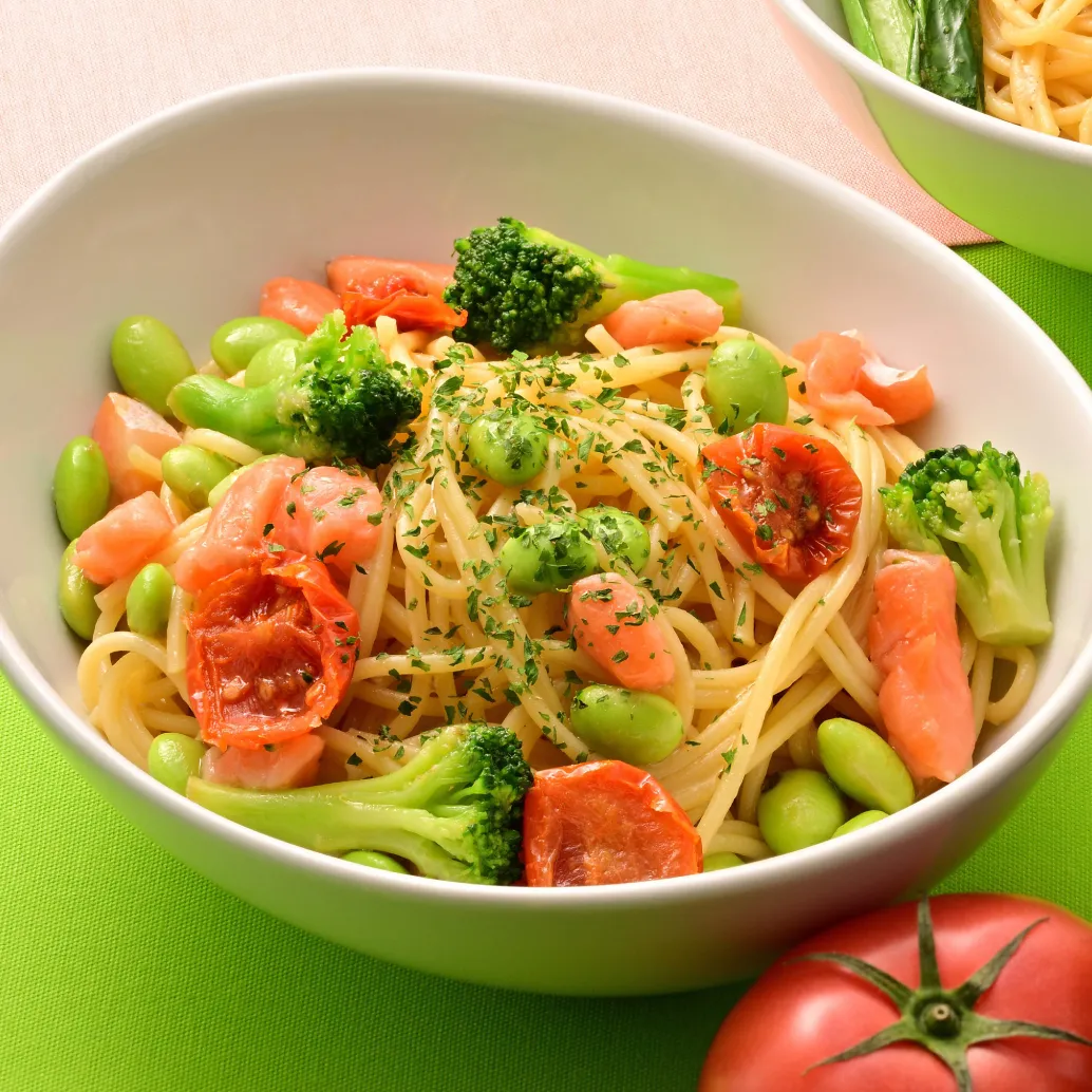 スモークサーモンの 菜園風アンチョビオイルソース