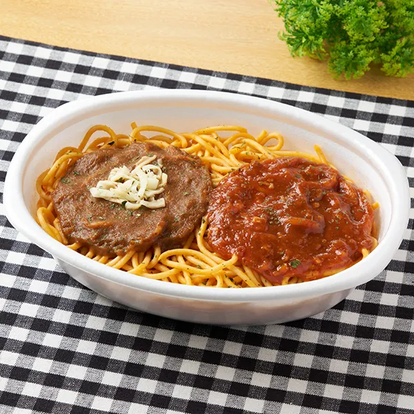 内容量700gオーバー！　カレー&ミートパスタ