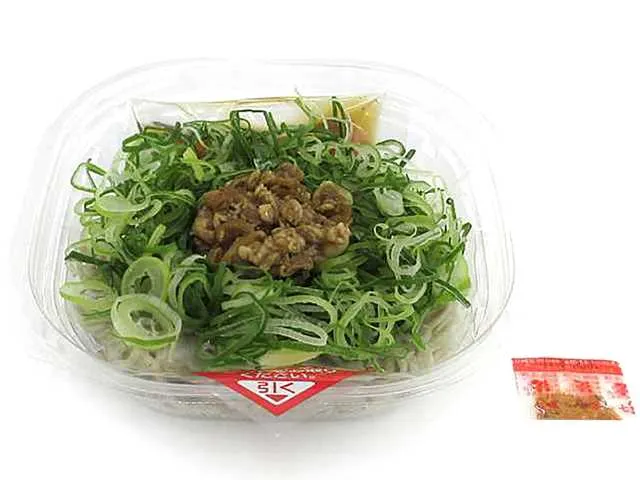 ねぎでまみれた冷しそば　牛肉入り