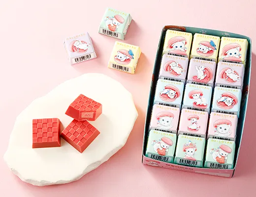 チロルチョコ　ダロワイヨ　あまおうニャカロン