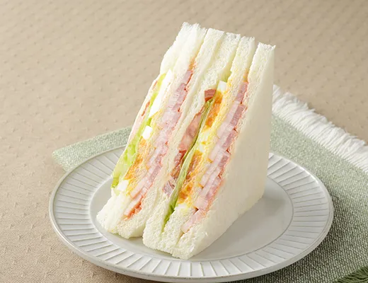 盛りすぎ！BLTEサンド