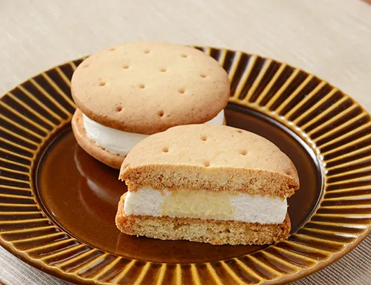 しっとりビスケットサンド　レアチーズ