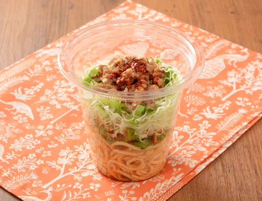 振っておいしいパスタサラダ　ピリ辛まぜそば風