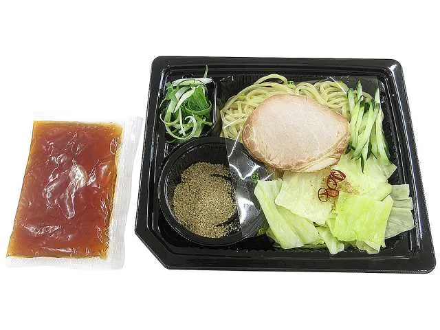 辛口つけだれで食べる広島つけ麺