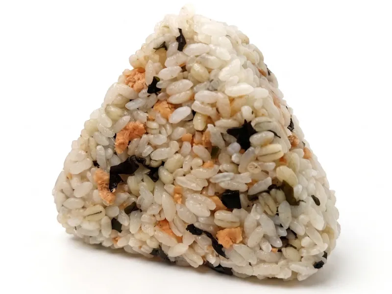 大きなおむすび 鮭わかめ（もち麦入り）