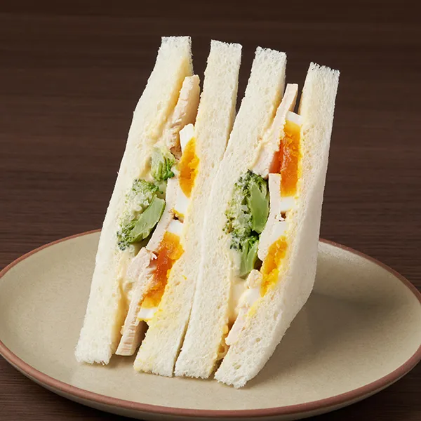 たんぱく質が摂れる！チキンブロッコリーたまごサンド