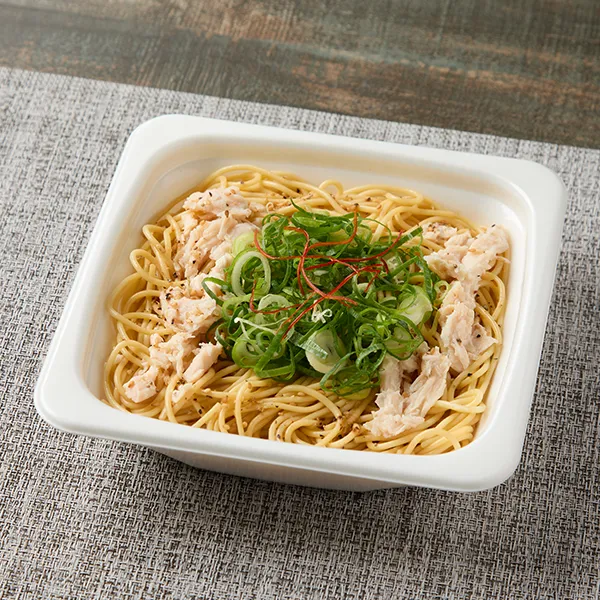ごま油香る　青ねぎと蒸し鶏のパスタ