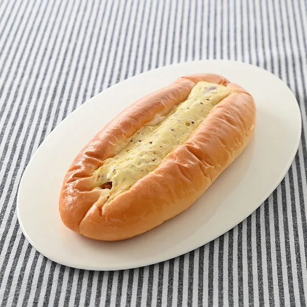 ジューシーソーセージパン（マスタードマヨソース）