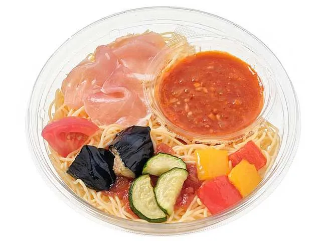 冷製パスタ　夏野菜と生ハムのトマトソース