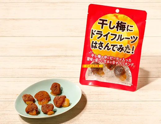 クリート　干し梅にドライフルーツはさんでみた！　ピーチin干し梅