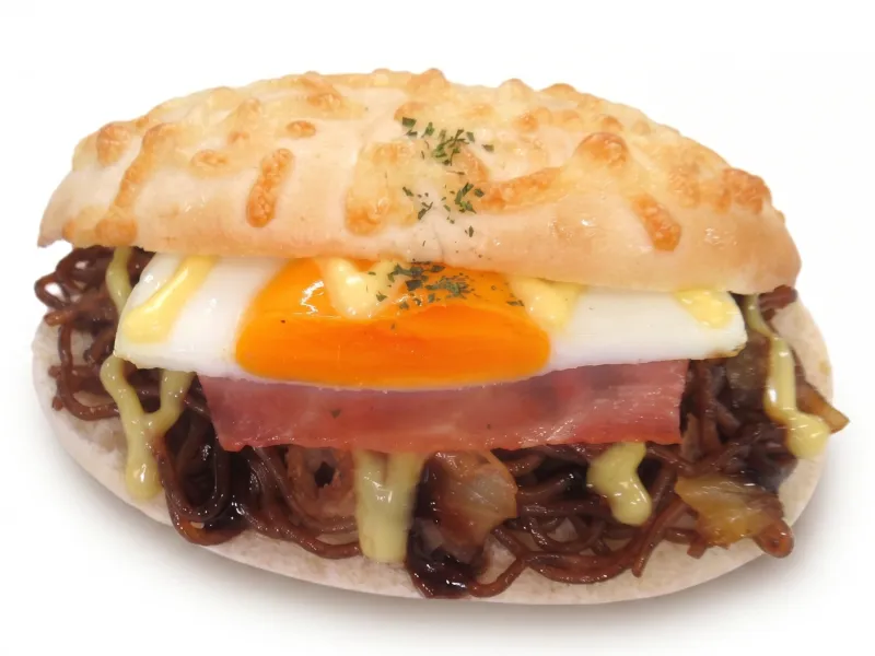 目玉焼き入り焼きそばパン