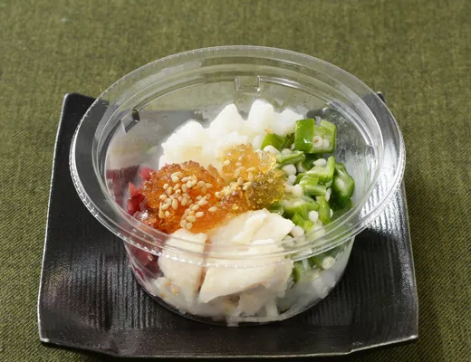 混ぜて食べる　蒸し鶏とカリカリ梅のサラダ